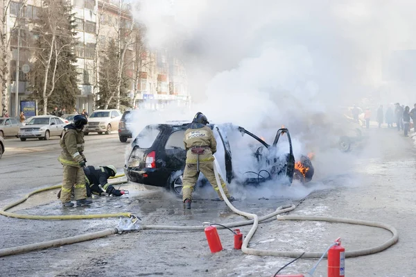 İtfaiye araba söndürür