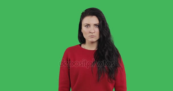 Brunette Vrouw Gebaren Groene Achtergrond — Stockvideo