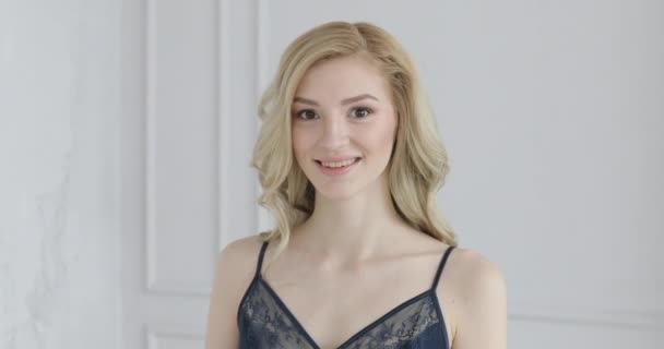 Blonde Frauenporträt Drinnen Glückliches Mädchen Unterwäsche Lächelt — Stockvideo