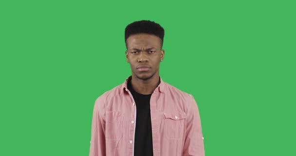 緑の背景に悲しいのアフリカ系アメリカ人の男 — ストック動画