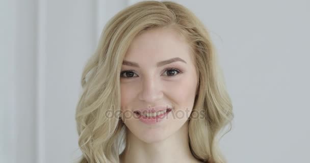 Blonde Vrouw Portret Close Gelukkig Meisje Glimlachend — Stockvideo