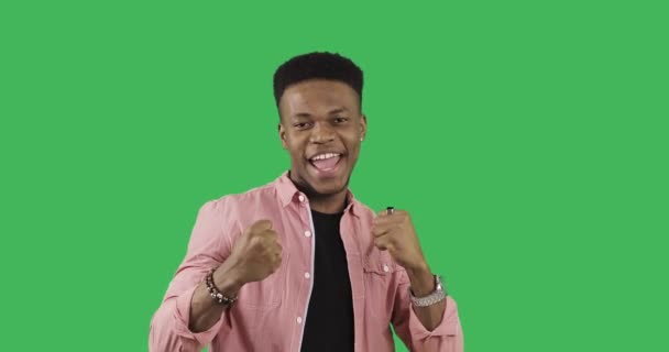 緑の背景の感情的なアフリカ系アメリカ人男性 — ストック動画