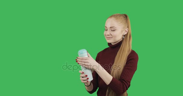 Mujer Bebiendo Bebida Caliente Del Termo Sobre Fondo Verde — Vídeos de Stock