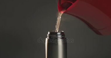 çaydanlık termos şişe içine su dökme