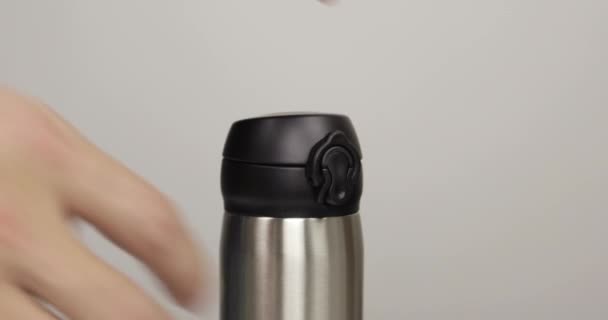 Gros Plan Des Mains Homme Ouvrant Thermos Sur Fond Gris — Video