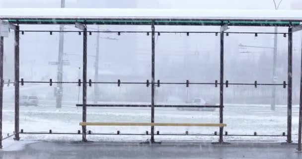 背景に車で冬のバス停 — ストック動画