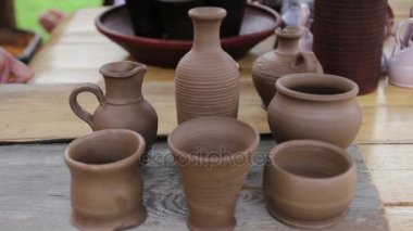 Yeni seramik masada vardır. Clay hala taze. Sürahi ve eliyle yapılan tencere.