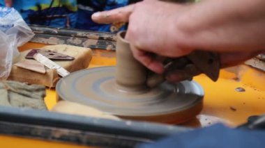 Kil gemi elektrik potter makine el ile oluşturulmuş. Kil sürahi oluşturmak için ilk adım. Potter's tekerlek dönme