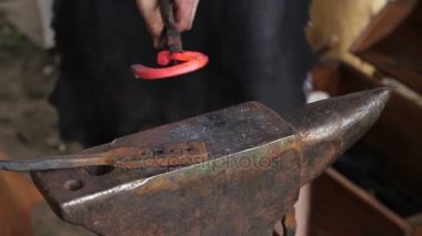 At nalı demirhane için metal Smith ısıtır.