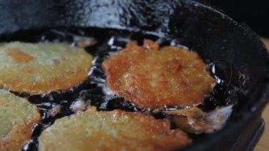 Bitkisel yağ ile bir tavada kızarmış patates gözlemesi.
