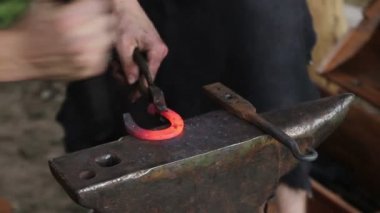 At nalı demirhane için metal Smith ısıtır.