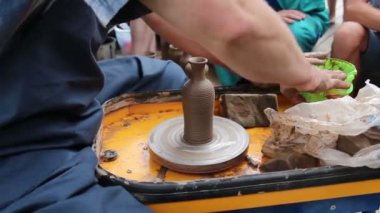 Ana sınıfı tarafından profesyonel potter. Sürahi kahverengi kil el ile oluşturma. İş bitmiş - sürahi hazırdır.