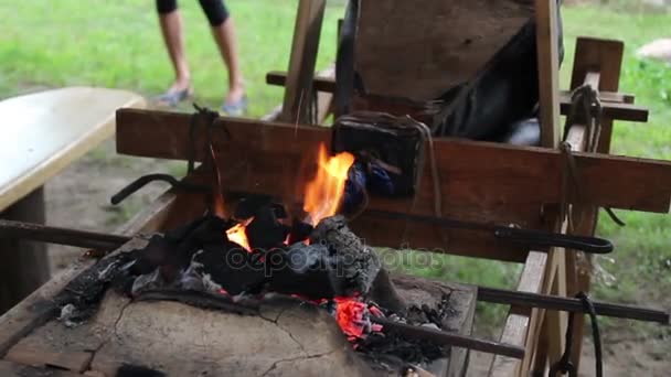 Demirci Çaba Üzerinde Parlayan Sıcak Metal Vardır — Stok video