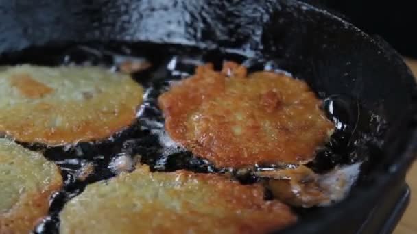 Aardappel Pannenkoeken Gebakken Een Pan Met Plantaardige Olie — Stockvideo