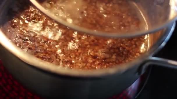 Buğday Lapası Bir Tavada Pişirilir Tencerede Kaynar Köpüren — Stok video
