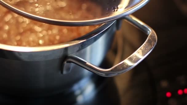 荞麦粥是在锅里煮的 壶里的水沸腾冒泡 — 图库视频影像