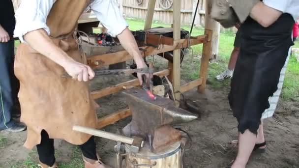 Forgerons Effort Sur Métal Chaud Lumineux — Video