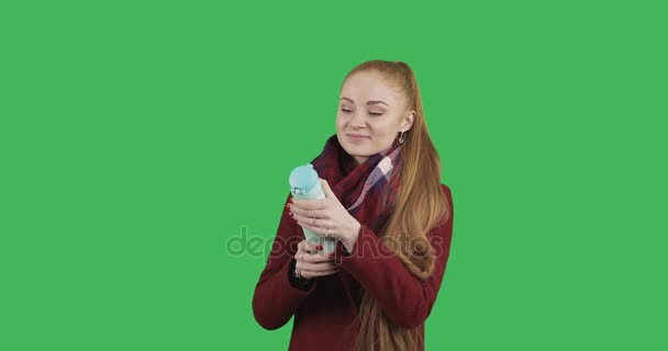 Симпатична Дівчина Довгим Рудим Волоссям Термосом Фоні Ключа Зеленого Хрому — стокове відео