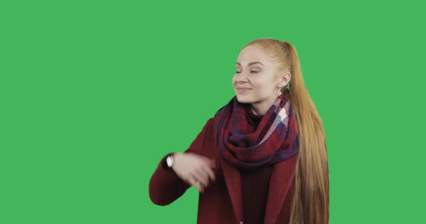 Giovane Donna Caucasica Cappotto Invernale Sciarpa Alza Mano Mostra Qualcosa — Video Stock