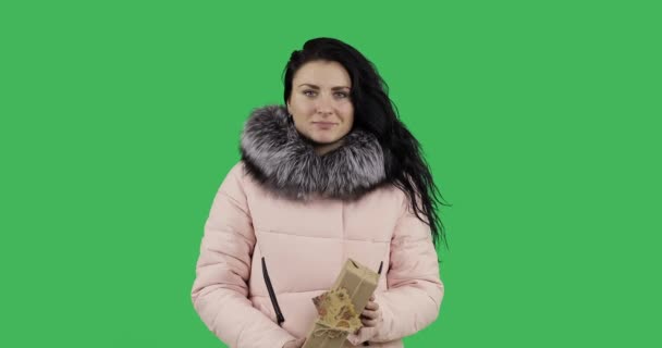 Kavkazský Žena Zimě Kabát Natahovat Ruce Dopředu Box Prezentovat — Stock video