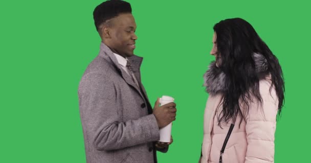 非洲裔美国人在冬季大衣在热杯中对待一个迷人的黑发热咖啡 — 图库视频影像