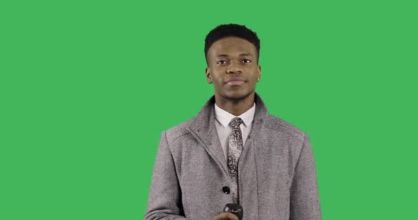 Jeune Homme Afro Avec Thermos Sur Fond Chromatique Vert — Video