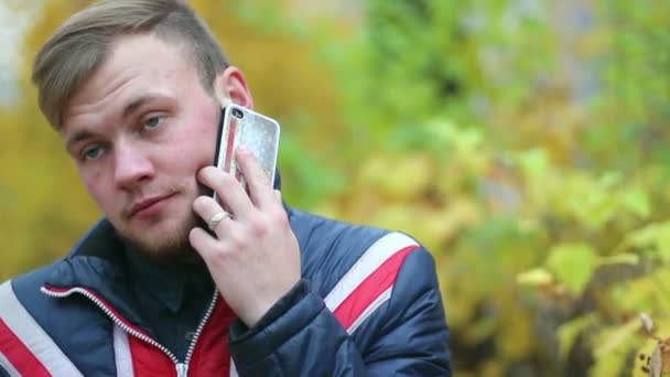 Joven Hablando Teléfono Móvil Pie Cerca Arbustos Amarillos — Vídeo de stock