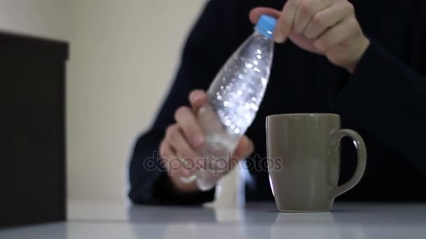 Mann Gießt Wasser Aus Flasche Ins Glas — Stockvideo