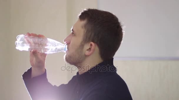 ボトルから水を飲むビジネスマンのひげを生やした顔 — ストック動画
