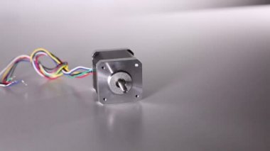 step motor beyaz masada. 