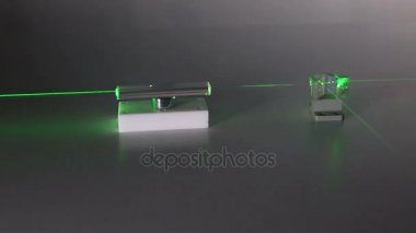 Sürekli dalga yeşil lazer optik bileşenleri yayar. Emanet lazer. Göz için tehlike. 