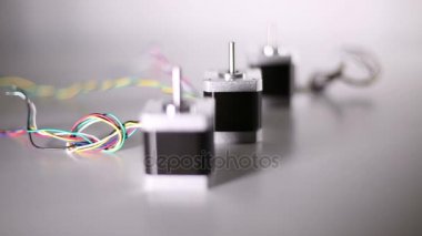 step motor beyaz masada. 