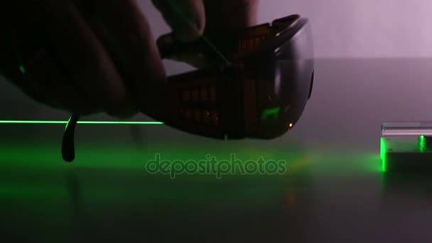 Kontinuerlig Våg Grön Laser Sprids Genom Skyddsglasögon Lasersäkerhet — Stockvideo
