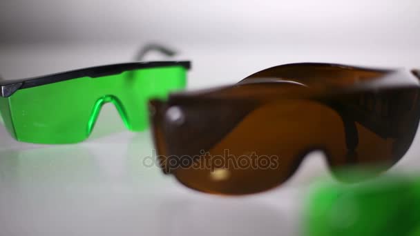 Gafas Protección Láser Están Sobre Mesa — Vídeos de Stock