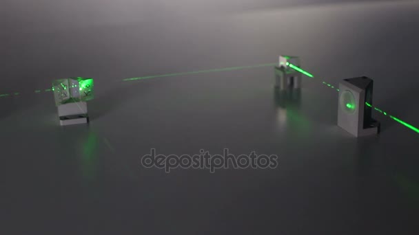 Kontinuierlich Wellenförmiger Grüner Laser Breitet Sich Durch Die Optischen Komponenten — Stockvideo