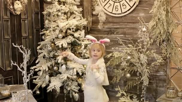 Menina Pequena Traje Branco Coelho Decora Árvore Natal — Vídeo de Stock