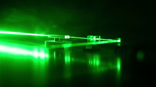 Kontinuerlig Våg Grön Laser Sprids Genom Optiska Komponenterna Lasersäkerhet Faran — Stockvideo