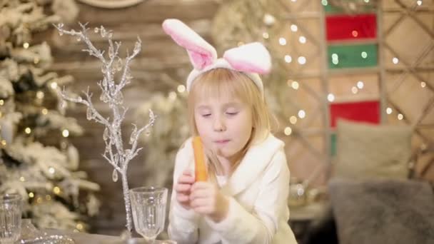 Meisje Van Baby Witte Kostuum Van Het Konijn Eet Een — Stockvideo