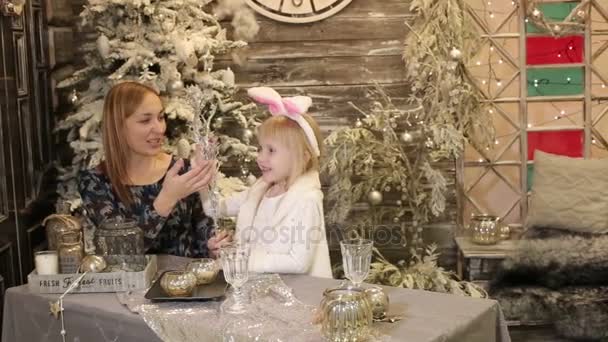 Jeune Mère Charmante Fille Mignonne Costume Lapin Pendant Veille Noël — Video