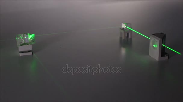 連続波グリーン レーザー光学部品を介して伝達されます レーザーの安全性 目への危険性 — ストック動画