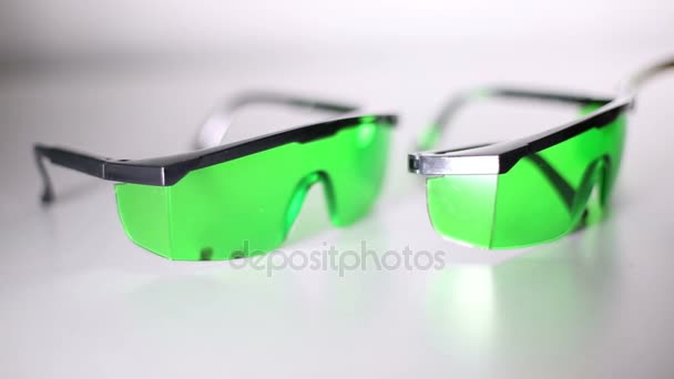 Laserschutzbrillen Liegen Auf Dem Tisch — Stockvideo