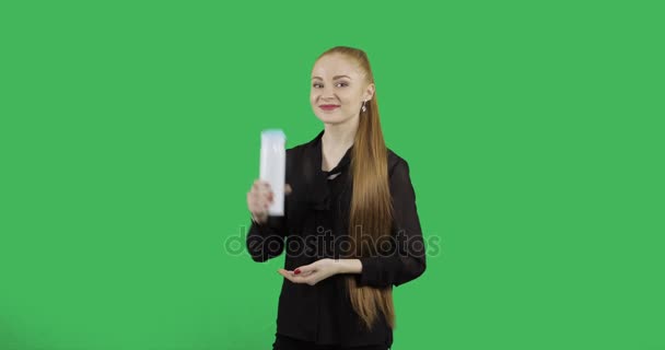 Junge Geschäftsfrau Mit Thermoskanne Auf Grünem Chroma Hintergrund — Stockvideo