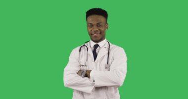 Afrika kökenli Amerikalı doktor kliniğinde yeşil chroma anahtar arka plan üzerinde Close-Up. 