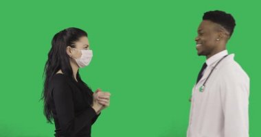 Afrika kökenli Amerikalı doktor Bayan hasta konuşurken gülümseyen