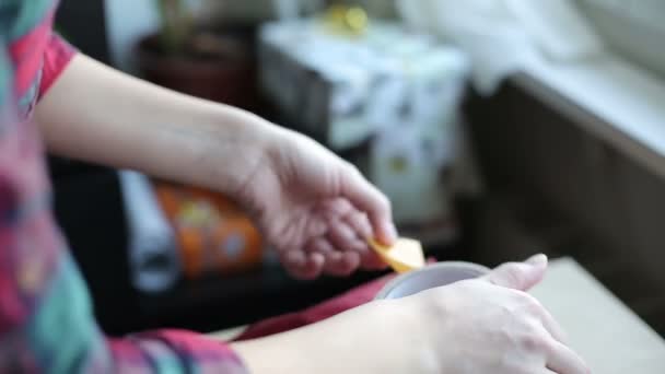 Femme mains emballage boîte cadeau .