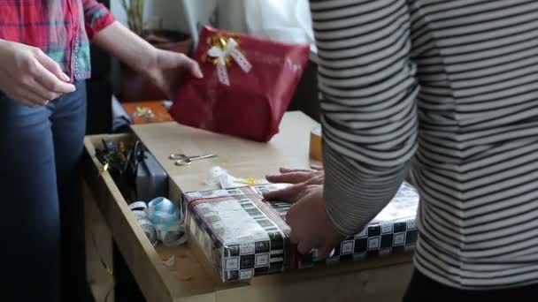 Жіночі Руки Упаковки Подарункової Коробки — стокове відео