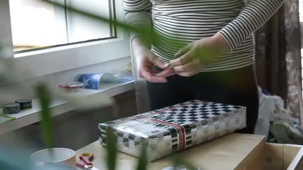 女性の手のギフト用の箱のパッキング — ストック動画