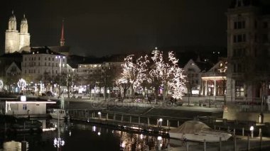Nehir ve Zürih İsviçre kuleleri arasında köprü. Zaman atlamalı gece Avrupa şehir.