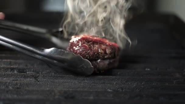 Kochen von Steaks vom Schwein, Rind oder rotem Fleisch im Restaurant. — Stockvideo