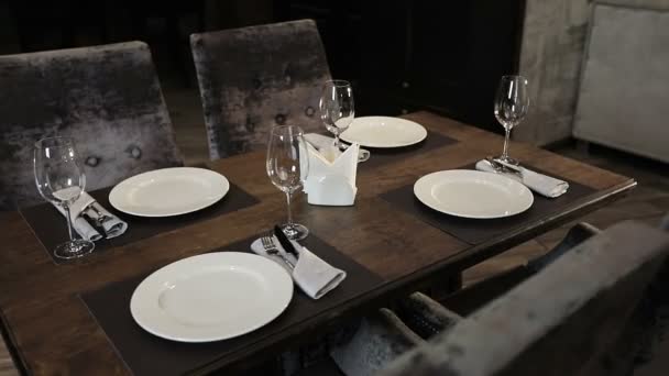 Il tavolo servito nel ristorante . — Video Stock